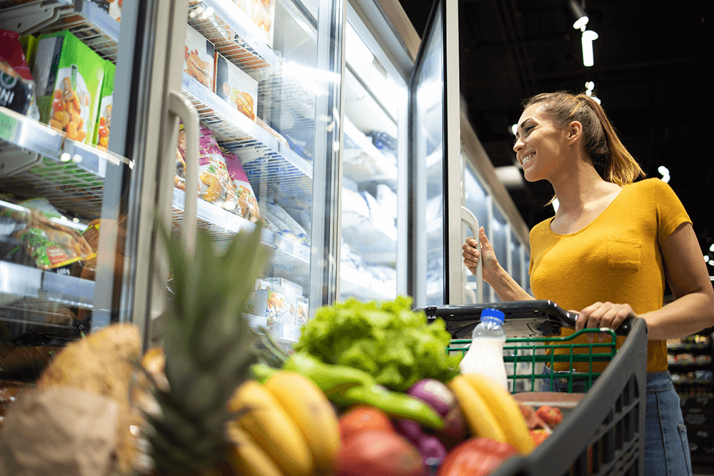 mulher fazendo compras em um supermercado