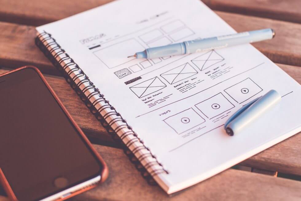 o desenho de um UX Design de um site em um caderno